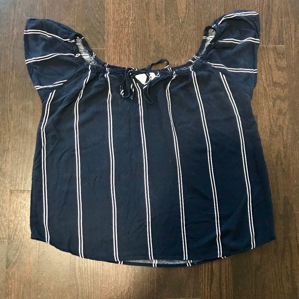 📣3 for $18📣 Urbanology - Cute White Stripe Top